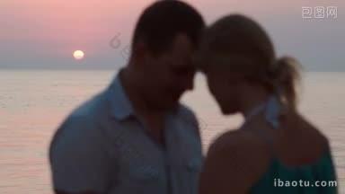 男人和女人在夕阳下互相靠近，海上的爱情和浪漫时刻